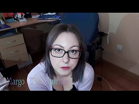❤️ Σέξι κορίτσι με γυαλιά πιπιλίζει Dildo βαθιά στην κάμερα ❤️ Βίντεο σεξ